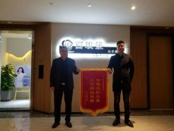 新思路裝飾怎么樣？業主送的錦旗就是答案！